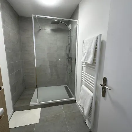 Centre 1 To 6 Person نانت